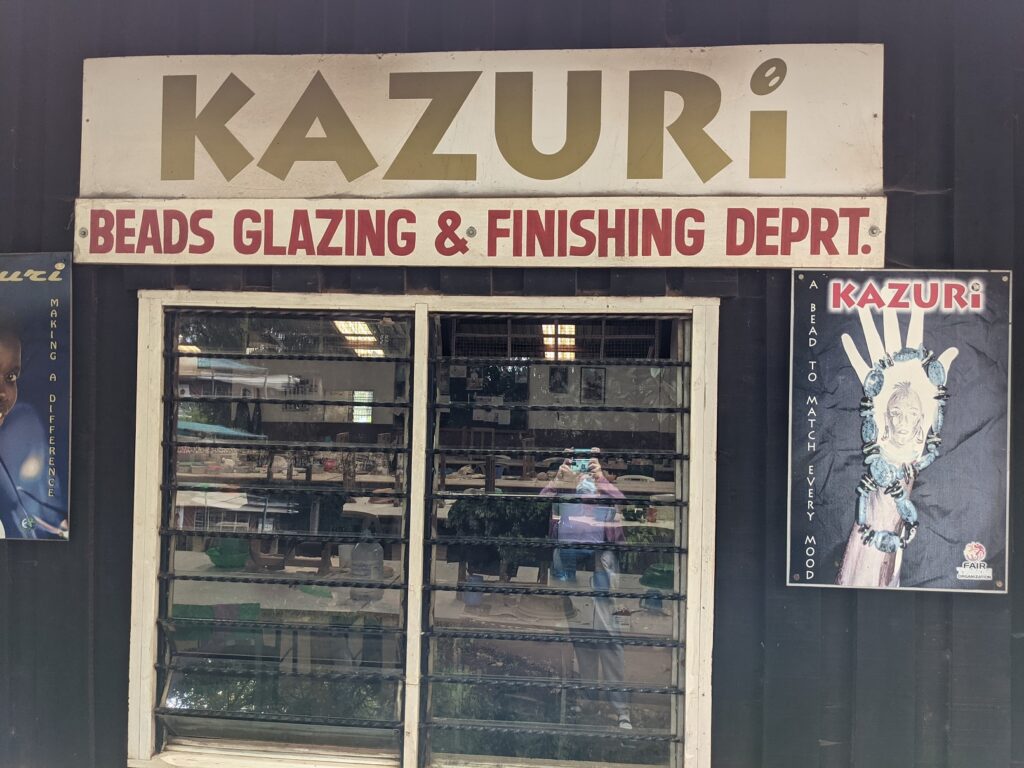 Helping women with Kazuri beads (Nairobi, Kenya)